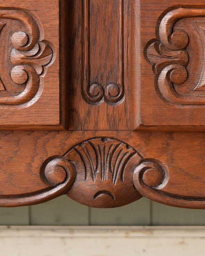 アンティークのキャビネット アンティーク家具 色も装飾もキレイなアンティーク家具、南フランスの彫が優雅なキャビネット。フランスらしい彫りフランスらしさの象徴とも言える、優雅な彫りの装飾。(j-2301-f)