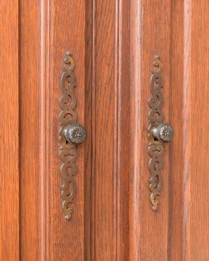 アンティークのキャビネット アンティーク家具 色も装飾もキレイなアンティーク家具、南フランスの彫が優雅なキャビネット。こんな場所にもフランスらしさフランスらしく凝ったデザインの繊細な装飾は取っ手にまで施されています。(j-2301-f)