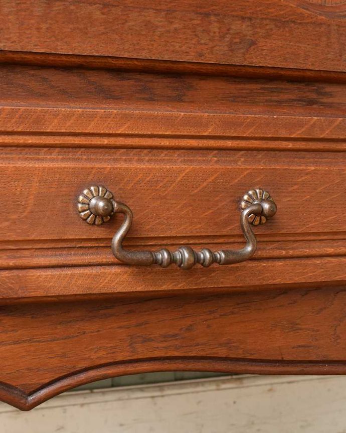 アンティークのキャビネット アンティーク家具 色も装飾もキレイなアンティーク家具、南フランスの彫が優雅なキャビネット。優雅な雰囲気漂う曲線の取っ手。(j-2301-f)