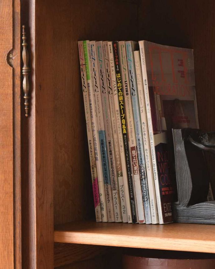 アンティークのキャビネット アンティーク家具 色も装飾もキレイなアンティーク家具、南フランスの彫が優雅なキャビネット。扉の中は収納たっぷりA4サイズの雑誌までしっかり収納出来ちゃう大きさ。(j-2301-f)