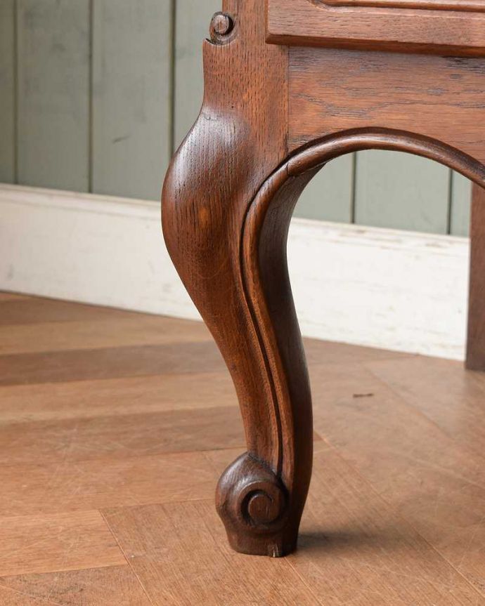 アンティークのキャビネット アンティーク家具 色も装飾もキレイなアンティーク家具、南フランスの彫が優雅なキャビネット。女性1人でもラクに運べちゃうヒミツHandleのアンティークは、脚の裏にフェルトキーパーをお付けしているので、床を滑らせれば女性でも移動がカンタンです!。(j-2301-f)