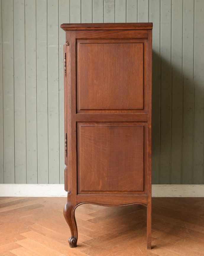 アンティークのキャビネット アンティーク家具 色も装飾もキレイなアンティーク家具、南フランスの彫が優雅なキャビネット。横顔だって・・・どこから見られても美しいことを意識して、正面だけじゃなく横から見ても美しいんです。(j-2301-f)