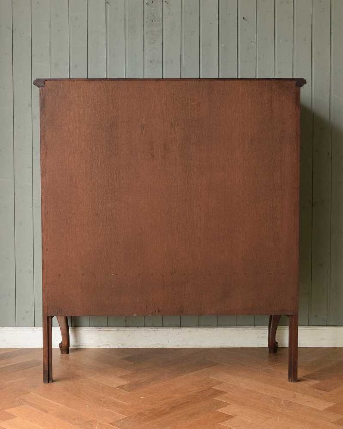 アンティークのキャビネット アンティーク家具 色も装飾もキレイなアンティーク家具、南フランスの彫が優雅なキャビネット。実は後ろ姿も見て欲しい・・・アンティークは新品ではないので、もちろん経年変化によるキズはありますが、専門の職人がお直しをしているので後ろ姿にまで自信アリです。(j-2301-f)