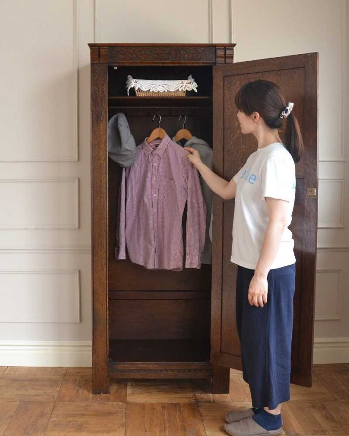 ワードローブ　アンティーク家具　アンティーク英国輸入家具、美しい彫刻が素敵なワードローブ。今日は何を着ようかな？お出かけ前のひとときも、このワードローブがあれば、さらに楽しい時間になります。(j-2302-f)