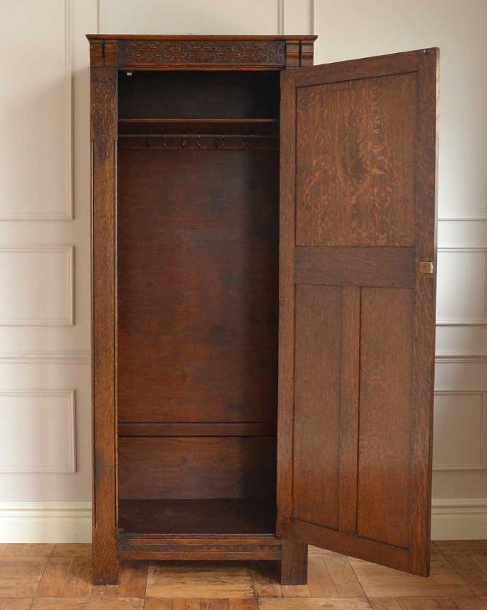 ワードローブ　アンティーク家具　アンティーク英国輸入家具、美しい彫刻が素敵なワードローブ。扉を開けて中を見ると･･･こんな感じで、たっぷり収納できます。(j-2302-f)