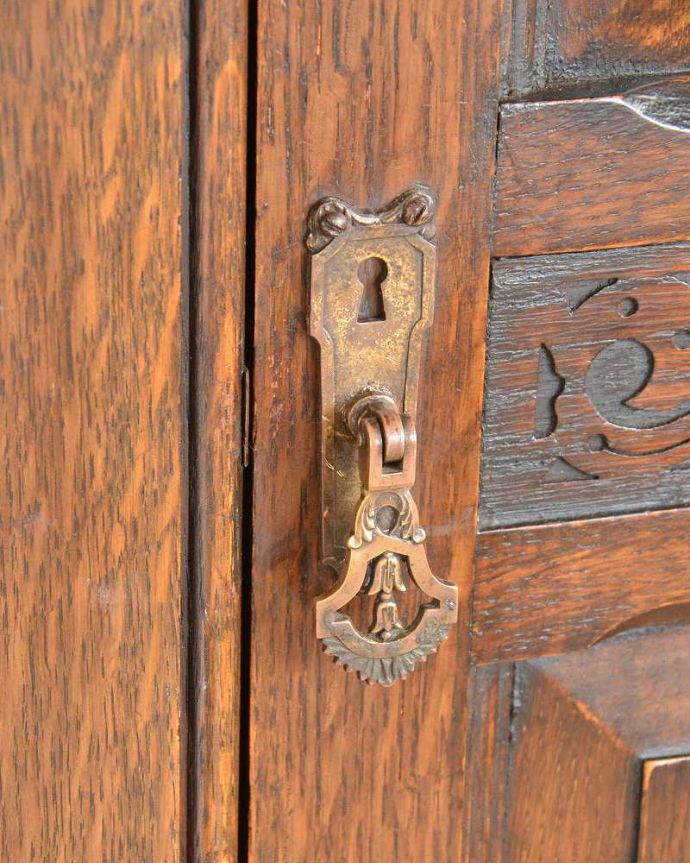 ワードローブ　アンティーク家具　アンティーク英国輸入家具、美しい彫刻が素敵なワードローブ。小さなパーツにもこだわり取っ手だけを見ていても現代とは違って良質な素材が使われているのが分かります。(j-2302-f)