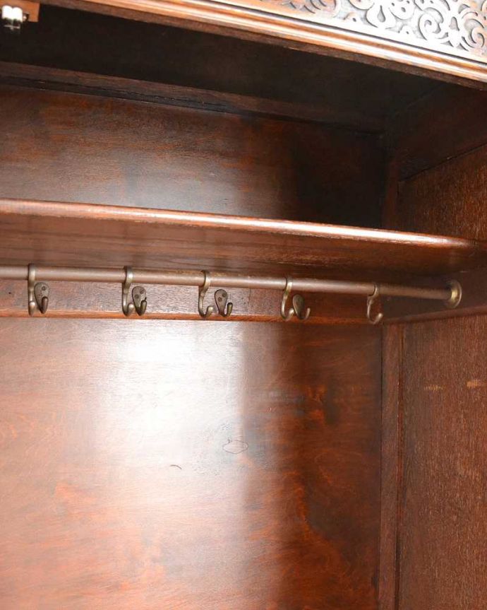 ワードローブ　アンティーク家具　アンティーク英国輸入家具、美しい彫刻が素敵なワードローブ。お洋服を掛ける場所ポールが付いているので、ここにハンガーを掛けてください。(j-2302-f)