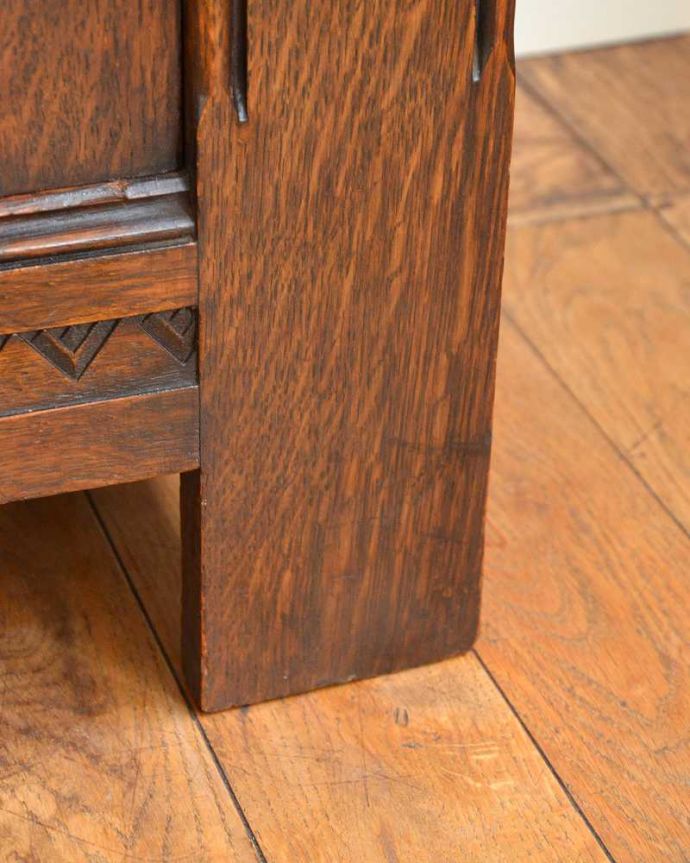 ワードローブ　アンティーク家具　アンティーク英国輸入家具、美しい彫刻が素敵なワードローブ。女性でも運べちゃう理由は･･･Handleのアンティークは、脚の裏にフェルトキーパーをお付けしていますので、重い家具でも床を滑らせて移動出来ます。(j-2302-f)