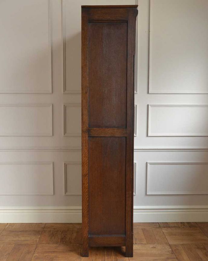 ワードローブ　アンティーク家具　アンティーク英国輸入家具、美しい彫刻が素敵なワードローブ。横から見た姿もステキ正面だけじゃなく横から見るとこんな感じです。(j-2302-f)