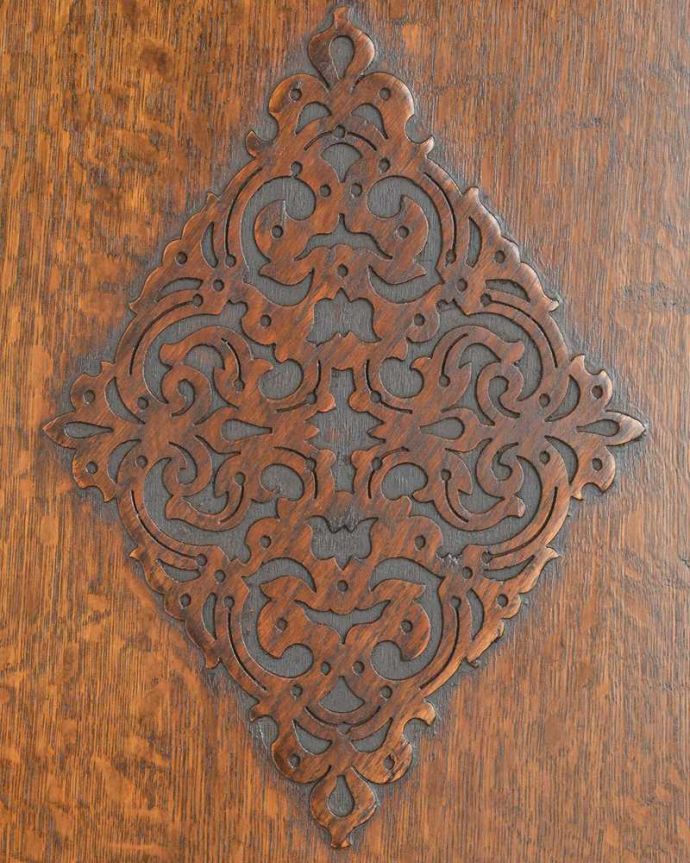 ワードローブ　アンティーク家具　アンティーク英国輸入家具、美しい彫刻が素敵なワードローブ。扉を彩る装飾やっぱり魅力は扉の装飾。(j-2302-f)