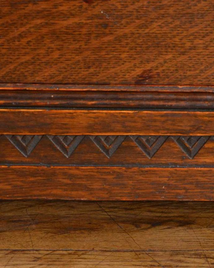 ワードローブ　アンティーク家具　アンティーク英国輸入家具、美しい彫刻が素敵なワードローブ。英国らしいドッシリ感脚もとの部分にもしっかりと彫りが入っています。(j-2302-f)