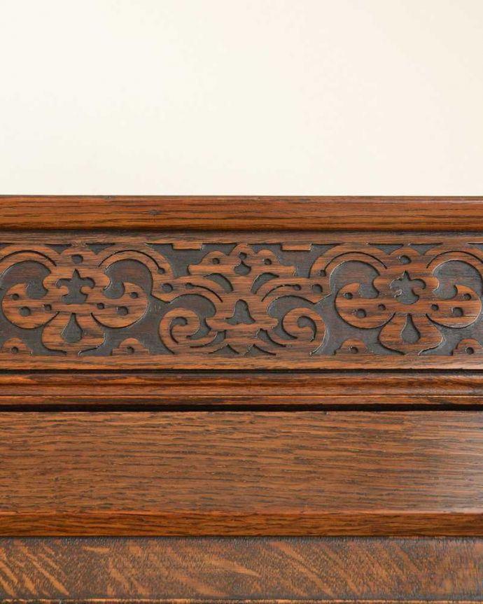 ワードローブ　アンティーク家具　アンティーク英国輸入家具、美しい彫刻が素敵なワードローブ。惚れ惚れしちゃう美しさこんなに堅い無垢材に一体どうやって彫ったんだろう？と不思議になるくらい細かい彫にうっとりです。(j-2302-f)