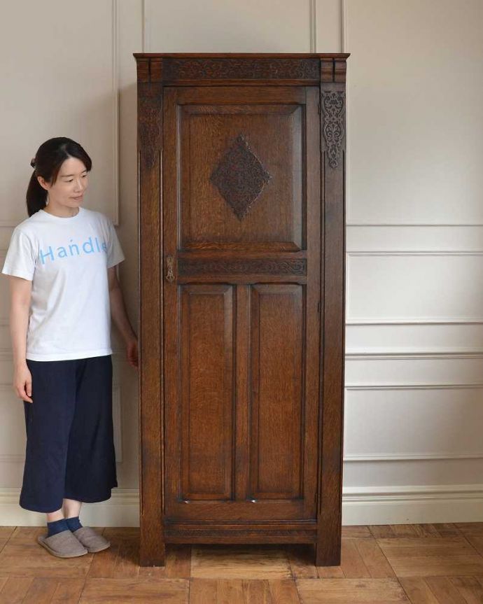 ワードローブ　アンティーク家具　アンティーク英国輸入家具、美しい彫刻が素敵なワードローブ。実は隠れた人気モノのアンティークアンティーク家具の中でリクエストが多いワードローブ。(j-2302-f)