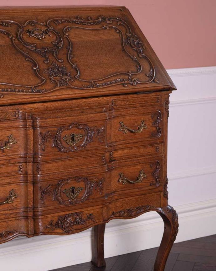 ビューロー アンティーク家具 南仏スタイルの美しいアンティーク家具、エレガントなビューロー(デスク)。フランスらしい彫りの美しさにうっとりやっぱり自慢は惚れ惚れしちゃう彫り。(j-2304-f)