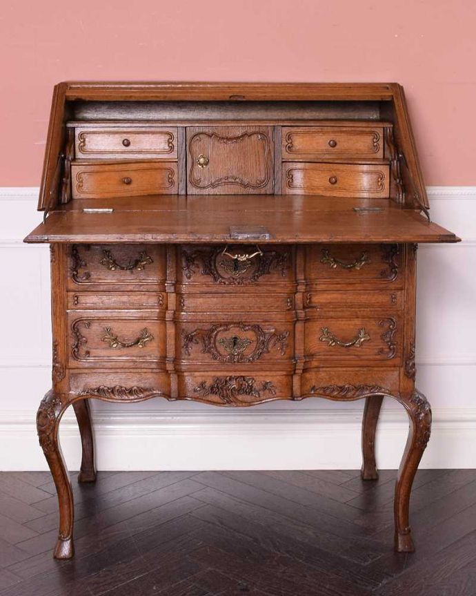 ビューロー アンティーク家具 南仏スタイルの美しいアンティーク家具、エレガントなビューロー(デスク)。お片付け上手になっちゃう仕切り細々としたものがキレイに収納できるように細かく仕切られているので、いろんなものをスッキリ片付けられます。(j-2304-f)