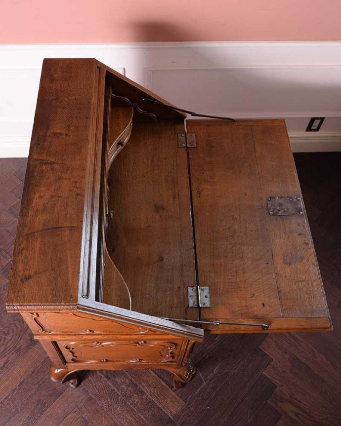 ビューロー アンティーク家具 南仏スタイルの美しいアンティーク家具、エレガントなビューロー(デスク)。デスクの天板もキレイです気になるデスクの天板も専門の職人がキレイに仕上げました。(j-2304-f)