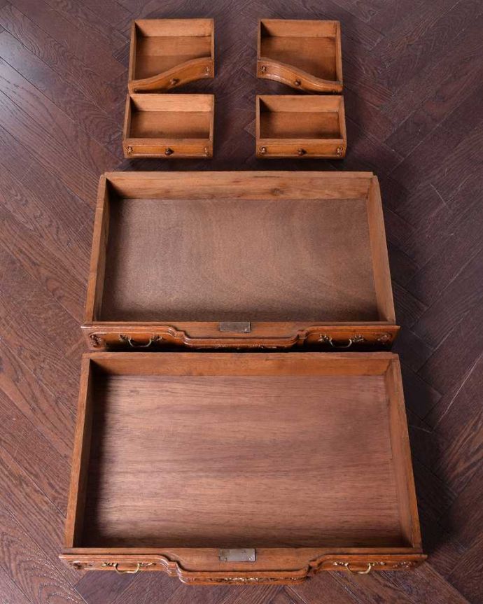 ビューロー アンティーク家具 南仏スタイルの美しいアンティーク家具、エレガントなビューロー(デスク)。引き出しの中も・・・もちろん引き出しの中もキレイに仕上げました。(j-2304-f)