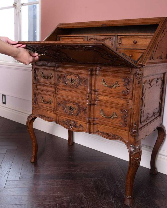 ビューロー アンティーク家具 南仏スタイルの美しいアンティーク家具、エレガントなビューロー(デスク)。あっという間にデスクが登場フラップ扉を前に倒すだけで、あっという間にデスクになります。(j-2304-f)