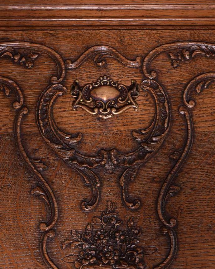 ビューロー アンティーク家具 南仏スタイルの美しいアンティーク家具、エレガントなビューロー(デスク)。惚れ惚れしちゃう美しさこんなに堅い無垢材に一体どうやって彫ったんだろう?と不思議になるくらい細かい彫にうっとりです。(j-2304-f)