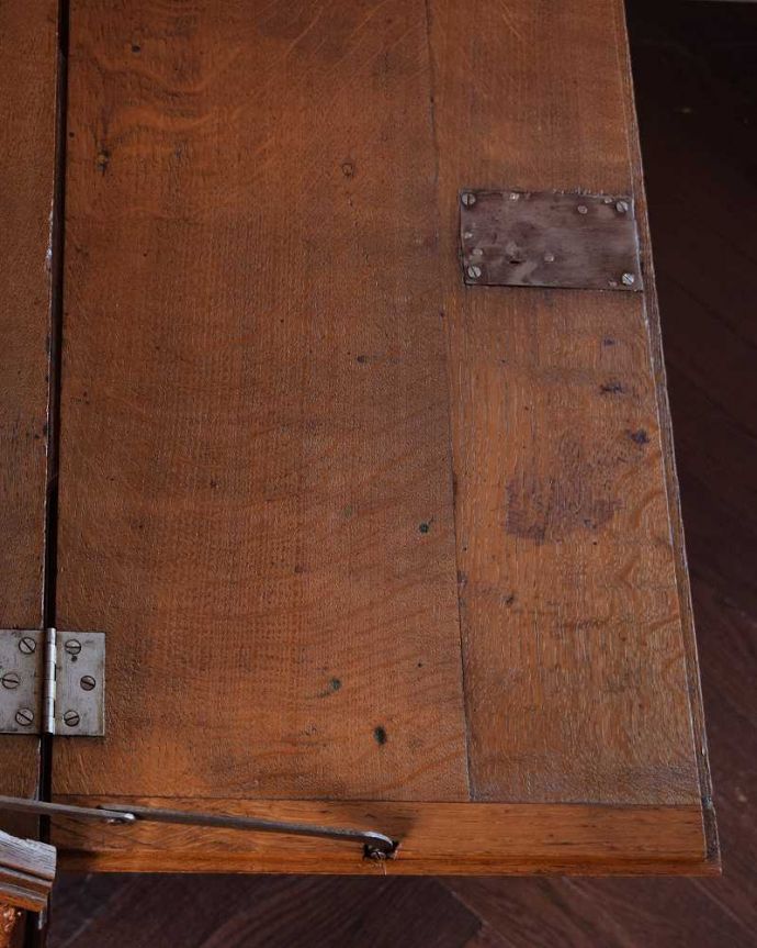 ビューロー アンティーク家具 南仏スタイルの美しいアンティーク家具、エレガントなビューロー(デスク)。デスク部分を近くで見てみるとこんな感じでキレイにお直ししてあります。(j-2304-f)