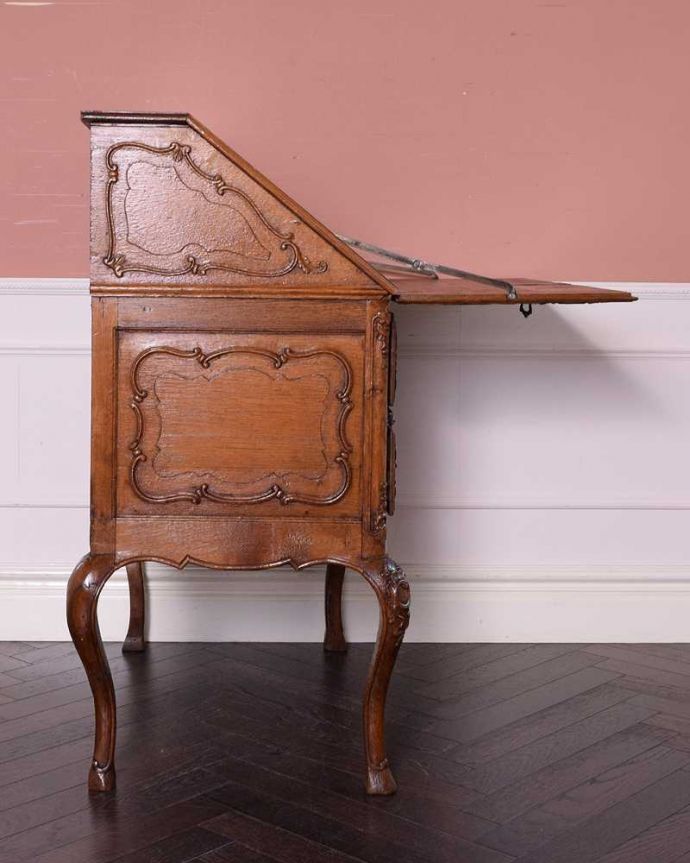 ビューロー アンティーク家具 南仏スタイルの美しいアンティーク家具、エレガントなビューロー(デスク)。横から見ても素敵なんですもちろん横顔もフランス家具らしい美しさ。(j-2304-f)