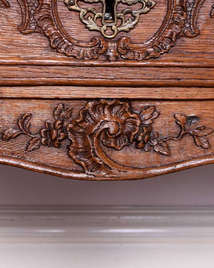 ビューロー アンティーク家具 南仏スタイルの美しいアンティーク家具、エレガントなビューロー(デスク)。いろんな場所にこだわり彫のデザインもいろいろです。(j-2304-f)