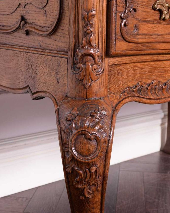 ビューロー アンティーク家具 南仏スタイルの美しいアンティーク家具、エレガントなビューロー(デスク)。優雅なデザインまだ機械が発達していない時代に、どうやって造ったんだろう・・・。(j-2304-f)