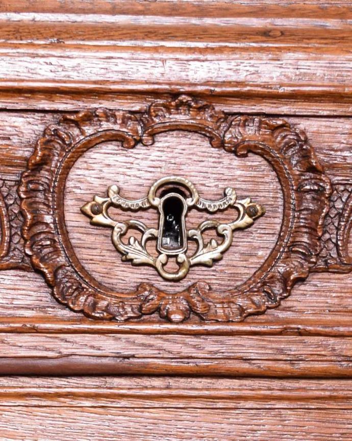 ビューロー アンティーク家具 南仏スタイルの美しいアンティーク家具、エレガントなビューロー(デスク)。アンティークらしいデザインこんな場所にも凝ったデザイン。(j-2304-f)