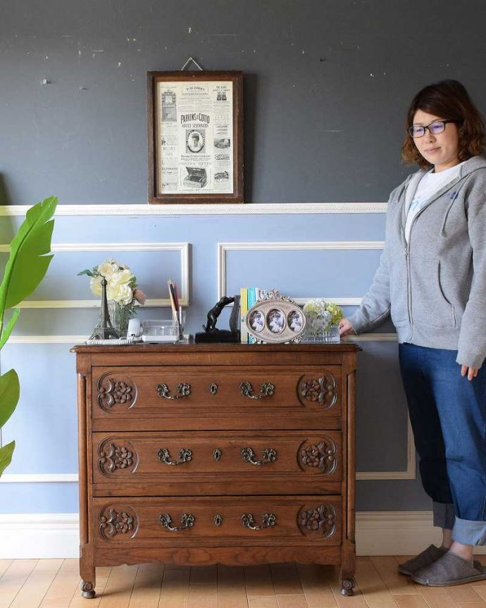 アンティークのチェスト　アンティーク家具　南フランスの優雅なチェスト、彫刻が華やかなアンティーク家具。美しい曲線美がフランスらしいんです。(j-2305-f)