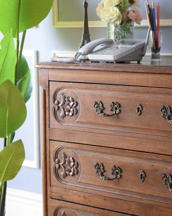 アンティークのチェスト　アンティーク家具　南フランスの優雅なチェスト、彫刻が華やかなアンティーク家具。「見せる収納」だから、置く場所を選びません！チェストと言ってもデザインがステキだから、収納だけじゃなくて見ても楽しめる具なんです。(j-2305-f)