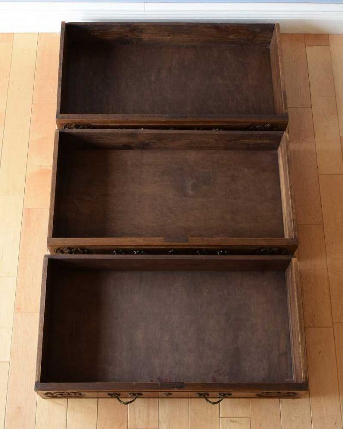 アンティークのチェスト　アンティーク家具　南フランスの優雅なチェスト、彫刻が華やかなアンティーク家具。キレイに修復したので、何を入れてもOKです。(j-2305-f)