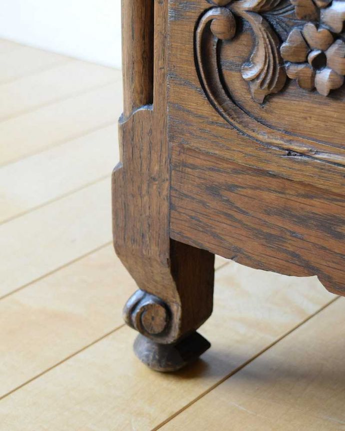 アンティークのチェスト　アンティーク家具　南フランスの優雅なチェスト、彫刻が華やかなアンティーク家具。女性1人でラクラク運べちゃう仕掛けHandleのアンティークは、脚の裏にフェルトキーパーをお付けしています。(j-2305-f)