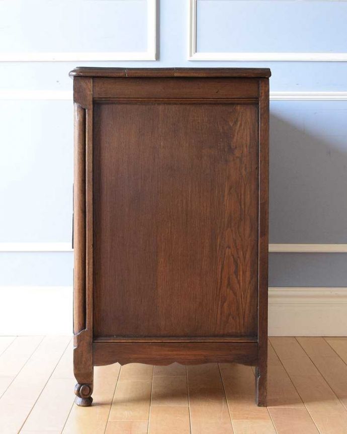 アンティークのチェスト　アンティーク家具　南フランスの優雅なチェスト、彫刻が華やかなアンティーク家具。横から見てもステキ横から見るとこんな感じ。(j-2305-f)