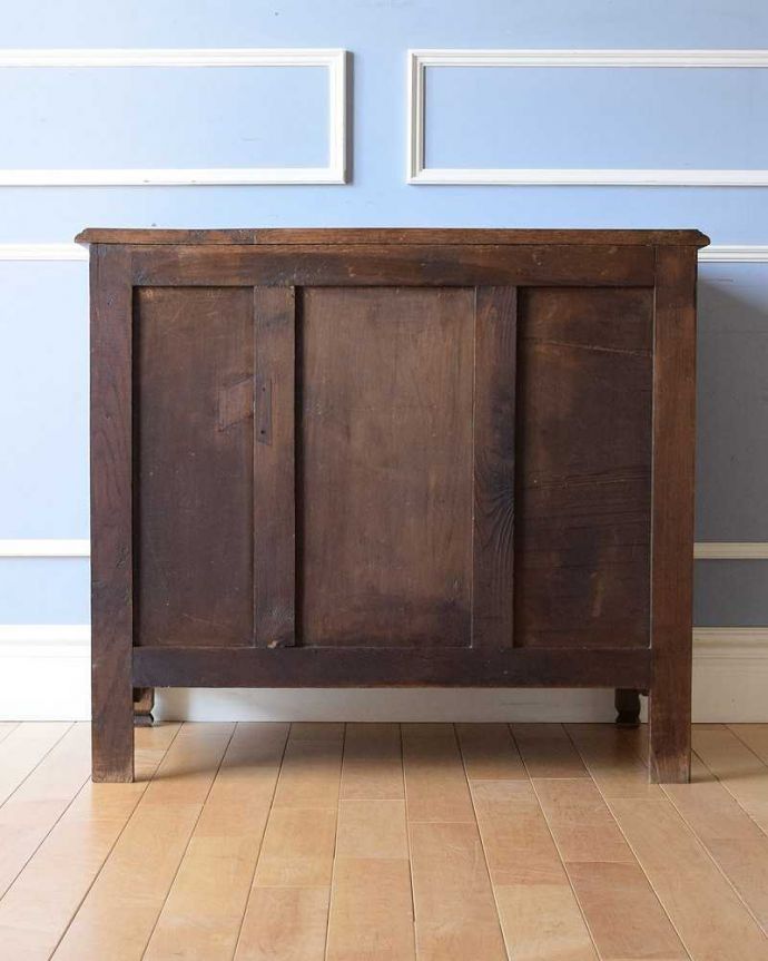 アンティークのチェスト　アンティーク家具　南フランスの優雅なチェスト、彫刻が華やかなアンティーク家具。修復したので後姿もキレイですアンティークは新品ではないので、もちろん経年変化によるキズはありますが、専門の職人がキレイに修復したので、後ろ姿もキレイです。(j-2305-f)