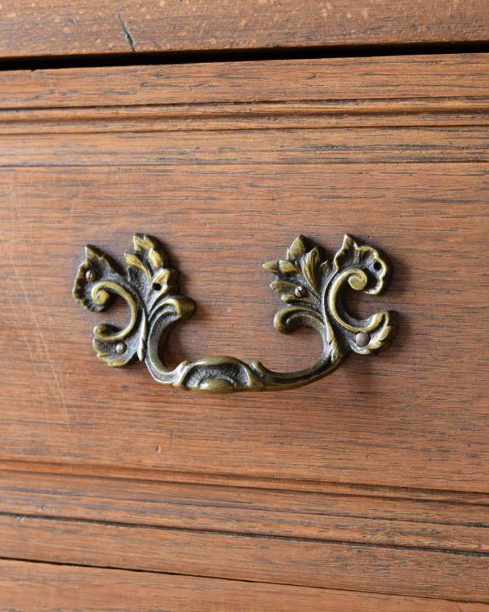 アンティークのチェスト　アンティーク家具　南フランスの優雅なチェスト、彫刻が華やかなアンティーク家具。開ける度にワクワクする取っ手フランスらしい優雅なデザインは取っ手にも。(j-2305-f)