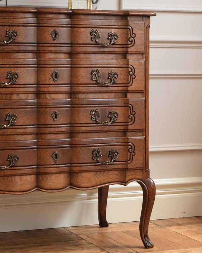 アンティークのチェスト アンティーク家具 南フランスのアンティーク家具、優雅なフォルムのフレンチチェスト。収納だけじゃなく見て楽しむチェストチェストと言っても収納だけじゃなく見た目が素敵なんです。(j-2306-f)