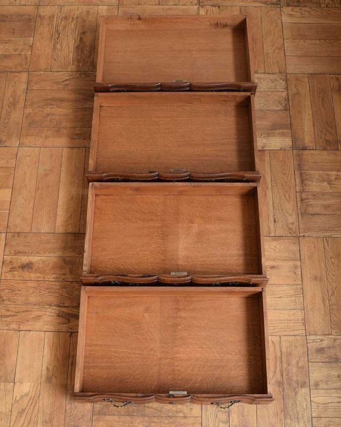 アンティークのチェスト アンティーク家具 南フランスのアンティーク家具、優雅なフォルムのフレンチチェスト。実用的にチェストとして使いましょう!アンティーク家具と言えども家具。(j-2306-f)