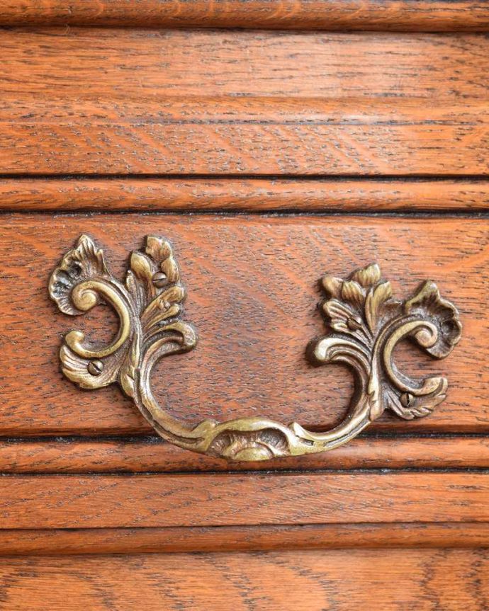 アンティークのチェスト アンティーク家具 南フランスのアンティーク家具、優雅なフォルムのフレンチチェスト。開ける度にワクワクする取っ手フランスらしい優雅なデザインの取っ手。(j-2306-f)