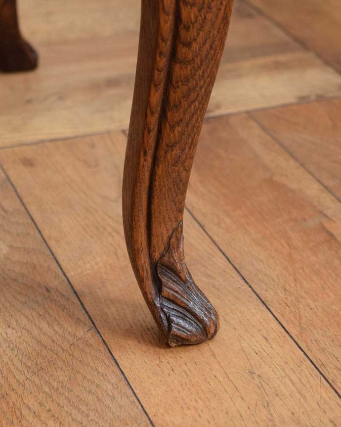 アンティークのチェスト アンティーク家具 南フランスのアンティーク家具、優雅なフォルムのフレンチチェスト。女性1人でラクラク運べちゃう仕掛けHandleのアンティークは、脚の裏にフェルトキーパーをお付けしています。(j-2306-f)