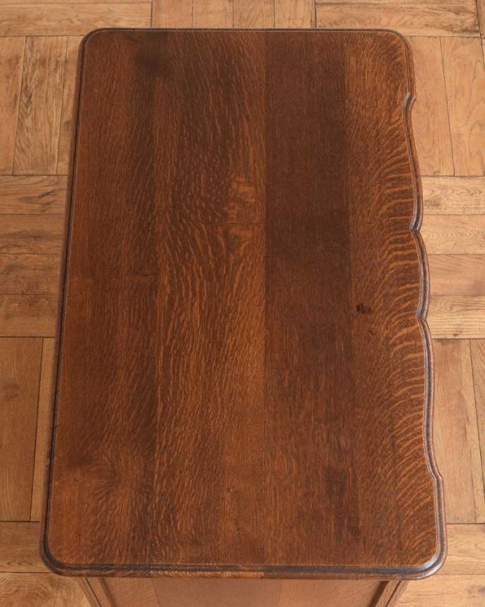 アンティークのチェスト アンティーク家具 南フランスのアンティーク家具、優雅なフォルムのフレンチチェスト。何を置こうかな・・・?チェストを上から見るとこんな形です。(j-2306-f)