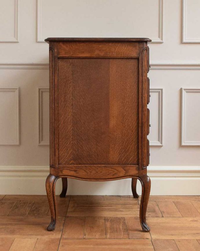 アンティークのチェスト アンティーク家具 南フランスのアンティーク家具、優雅なフォルムのフレンチチェスト。横から見てもステキ横から見るとこんな感じ。(j-2306-f)