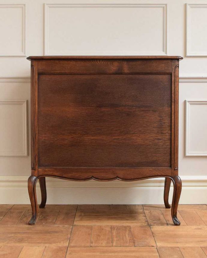 アンティークのチェスト アンティーク家具 南フランスのアンティーク家具、優雅なフォルムのフレンチチェスト。修復したので後姿もキレイですアンティークは新品ではないので、もちろん経年変化によるキズはありますが、専門の職人が修復しています。(j-2306-f)