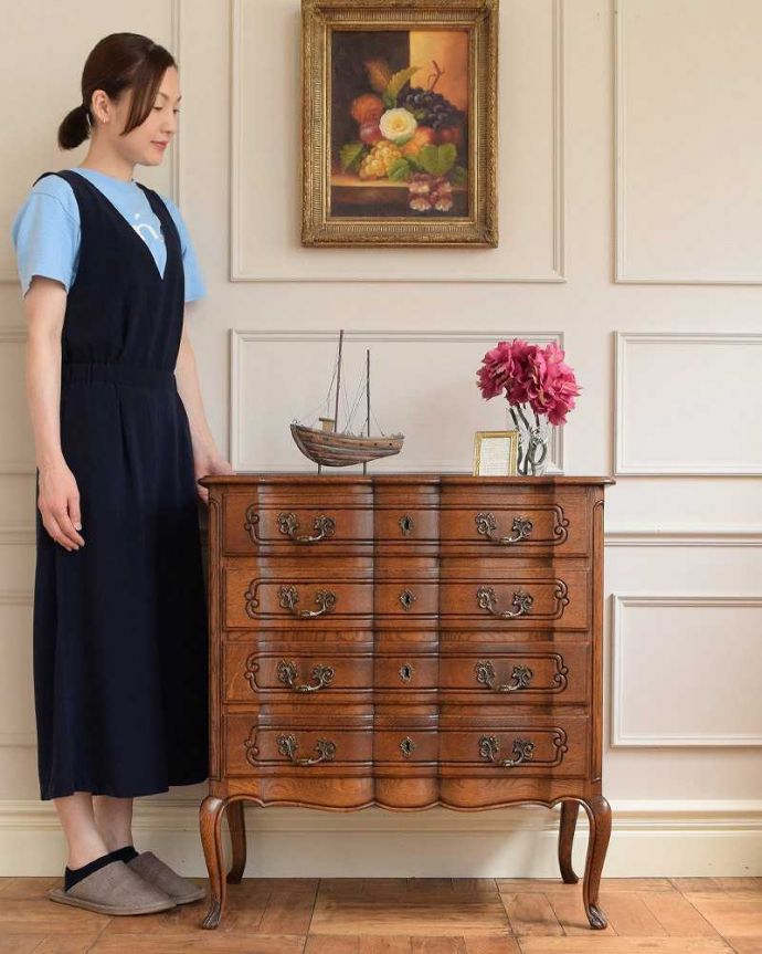 アンティークのチェスト アンティーク家具 南フランスのアンティーク家具、優雅なフォルムのフレンチチェスト。長くて美しい脚に思わずうっとり・・・フランスのアンティーク家具らしく長くて優雅な脚線美のチェスト。(j-2306-f)