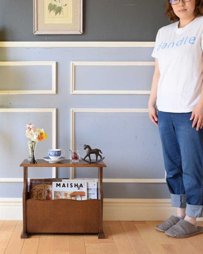 マガジンラック　アンティーク家具　波のようなキレイなカッティング、天板付きのアンティークマガジンラック。使いやすさNo.1！便利なアンティークどこのお家でも使っているマガジンラックも、アンティークだったらデザインが素敵だから、なんだかオシャレに使えます。(j-2307-f)