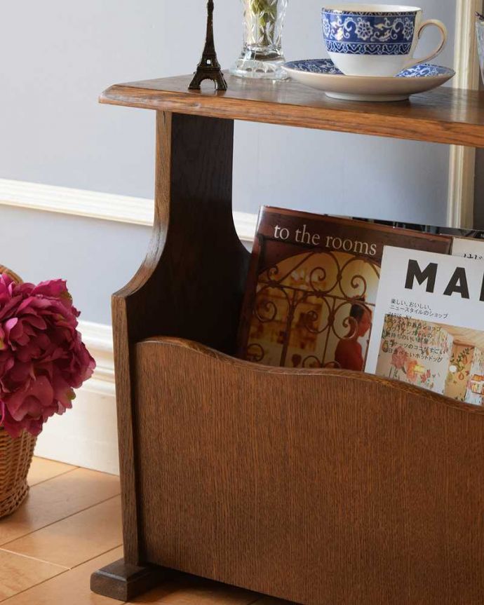 マガジンラック　アンティーク家具　波のようなキレイなカッティング、天板付きのアンティークマガジンラック。ちょっと置いておきたい…をキレイに収納新聞や雑誌など、ついついテーブルの上に置いてしまって雑多に見えるものが、コレさえあればキレイに収納出来てお部屋もスッキリ見えるんです。(j-2307-f)