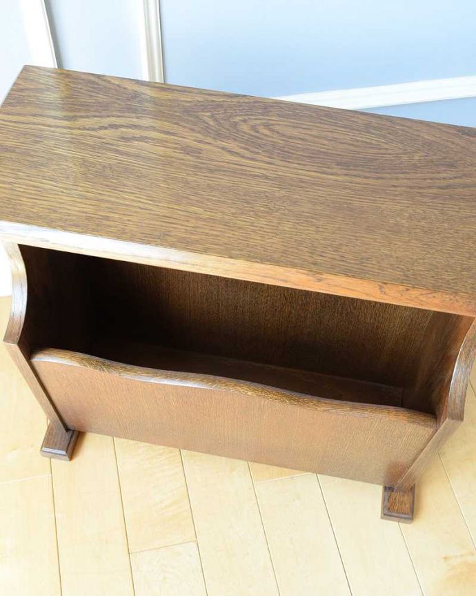 マガジンラック　アンティーク家具　波のようなキレイなカッティング、天板付きのアンティークマガジンラック。雑誌を入れる部分もキレイに修復しましたアンティークは新品ではないので経年変化によるキズはありますが、専門の職人がキレイにお直ししました。(j-2307-f)