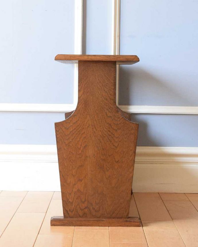 マガジンラック　アンティーク家具　波のようなキレイなカッティング、天板付きのアンティークマガジンラック。横から見ると･･･360度、どの角度から見てもキレイに仕上がっています。(j-2307-f)