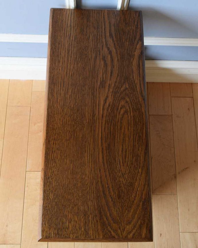 マガジンラック　アンティーク家具　波のようなキレイなカッティング、天板付きのアンティークマガジンラック。ココも使えてさらに便利読みかけの本やお茶が置ける天板付き。(j-2307-f)