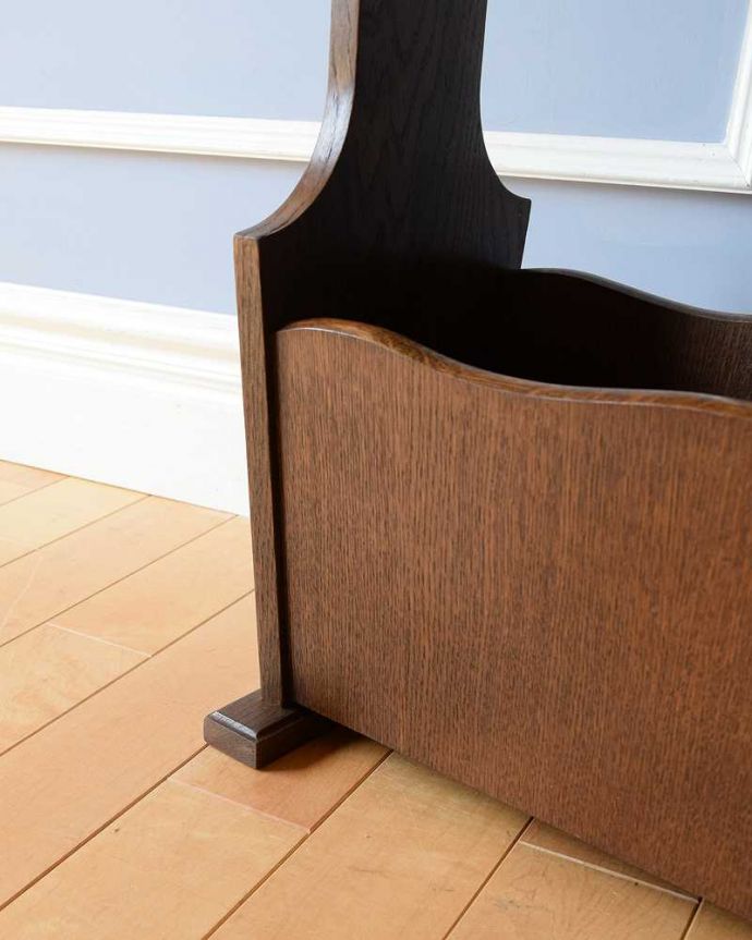 マガジンラック　アンティーク家具　波のようなキレイなカッティング、天板付きのアンティークマガジンラック。持ち上げなくても移動ラクラクHandleのアンティーク家具の足の裏にはフェルトキーパーをお付けしています。(j-2307-f)