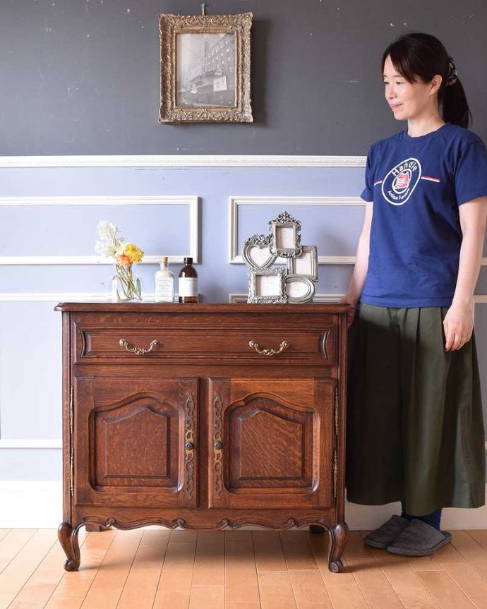 アンティークのチェスト　アンティーク家具　リビングで便利に使えるアンティーク家具、フランスのエレガントな木製キャビネット。フランスらしい優美さがたっぷり詰まっています見た瞬間、普通の家具とは違う優美なフランスのアンティーク。(j-2308-f)
